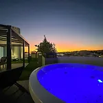 Luxury Penthouse Private Jacuzzi, شقة